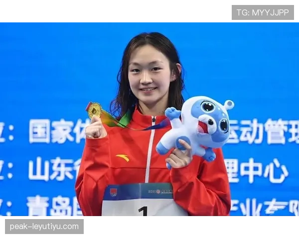 李冰洁泳池里冷到让人起鸡皮疙瘩，私服背包却像隔壁有钱小姐